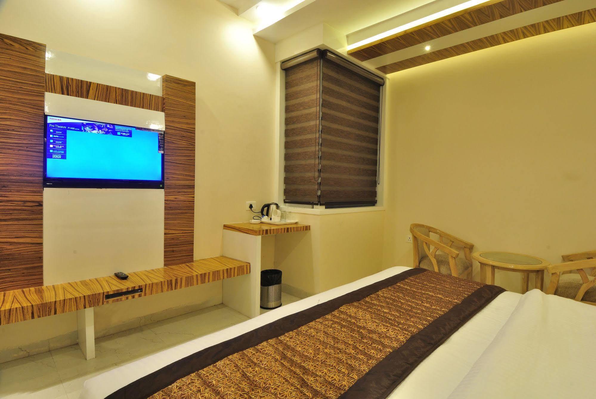 Aman Continental - 2Mins From Railway Station And 5 Mins From Metro Nova Deli Exterior foto
