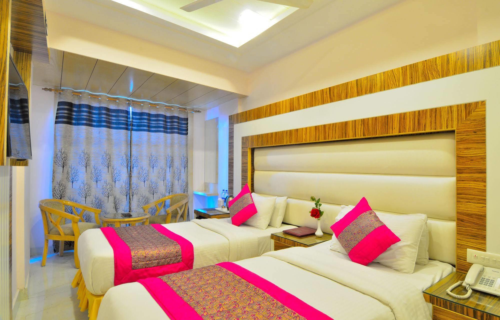 Aman Continental - 2Mins From Railway Station And 5 Mins From Metro Nova Deli Exterior foto